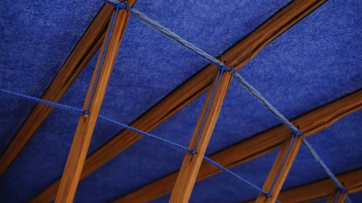 和傘の内部構造と青い糸